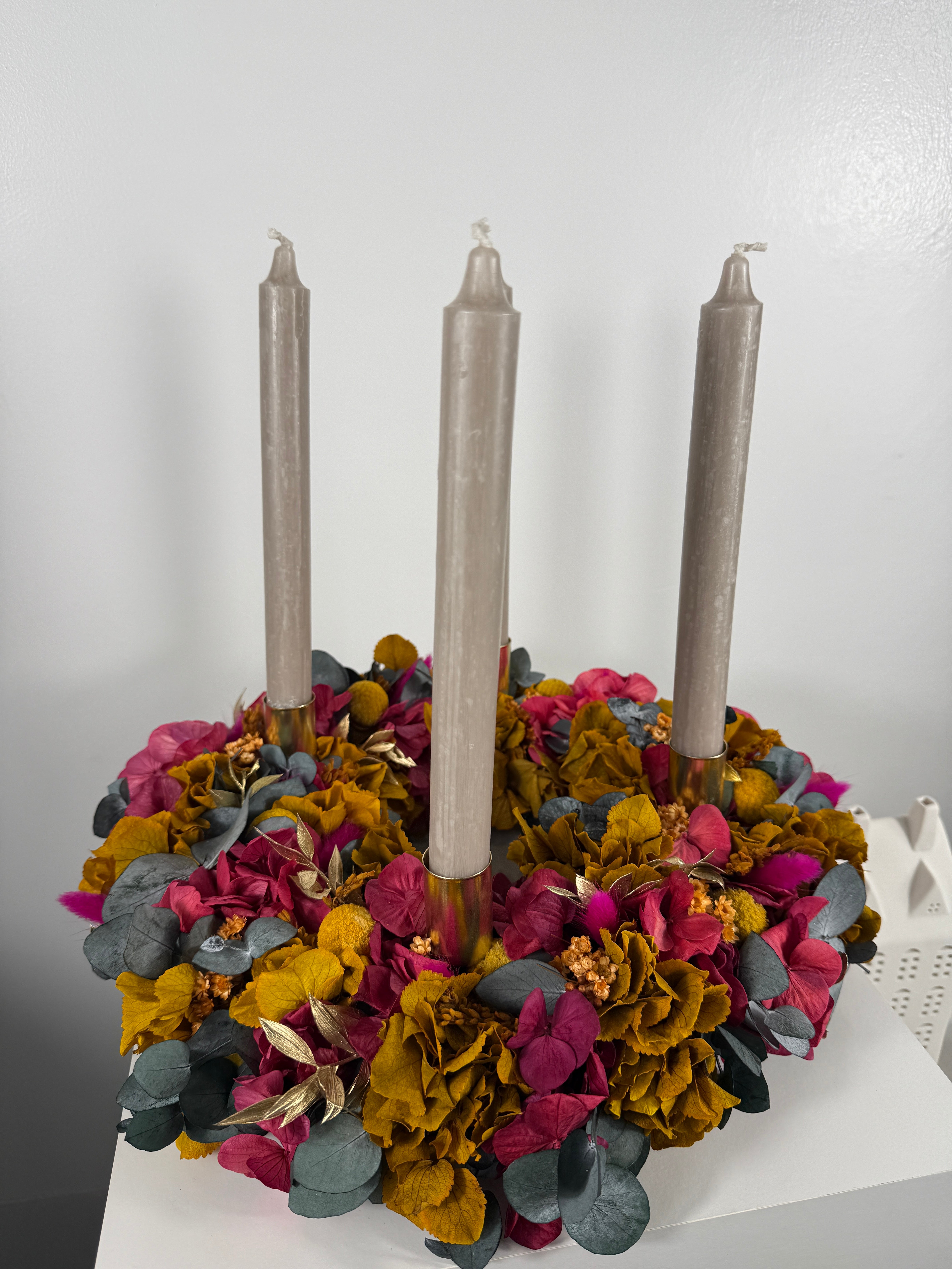 Think Pink: Adventskranz mit Hortensien in knalligem pink und leuchtendem orange - Lykke&You GmbH