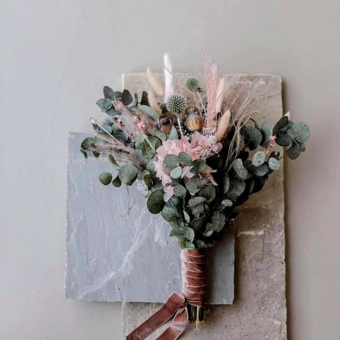 Natürliche Pracht: einzigartiger Brautstrauß aus Trockenblumen, Eukalyptus & Distel - Lykke&You GmbH