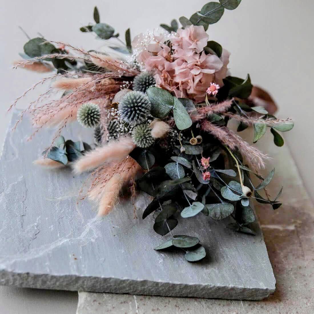 Natürliche Pracht: einzigartiger Brautstrauß aus Trockenblumen, Eukalyptus & Distel - Lykke&You GmbH