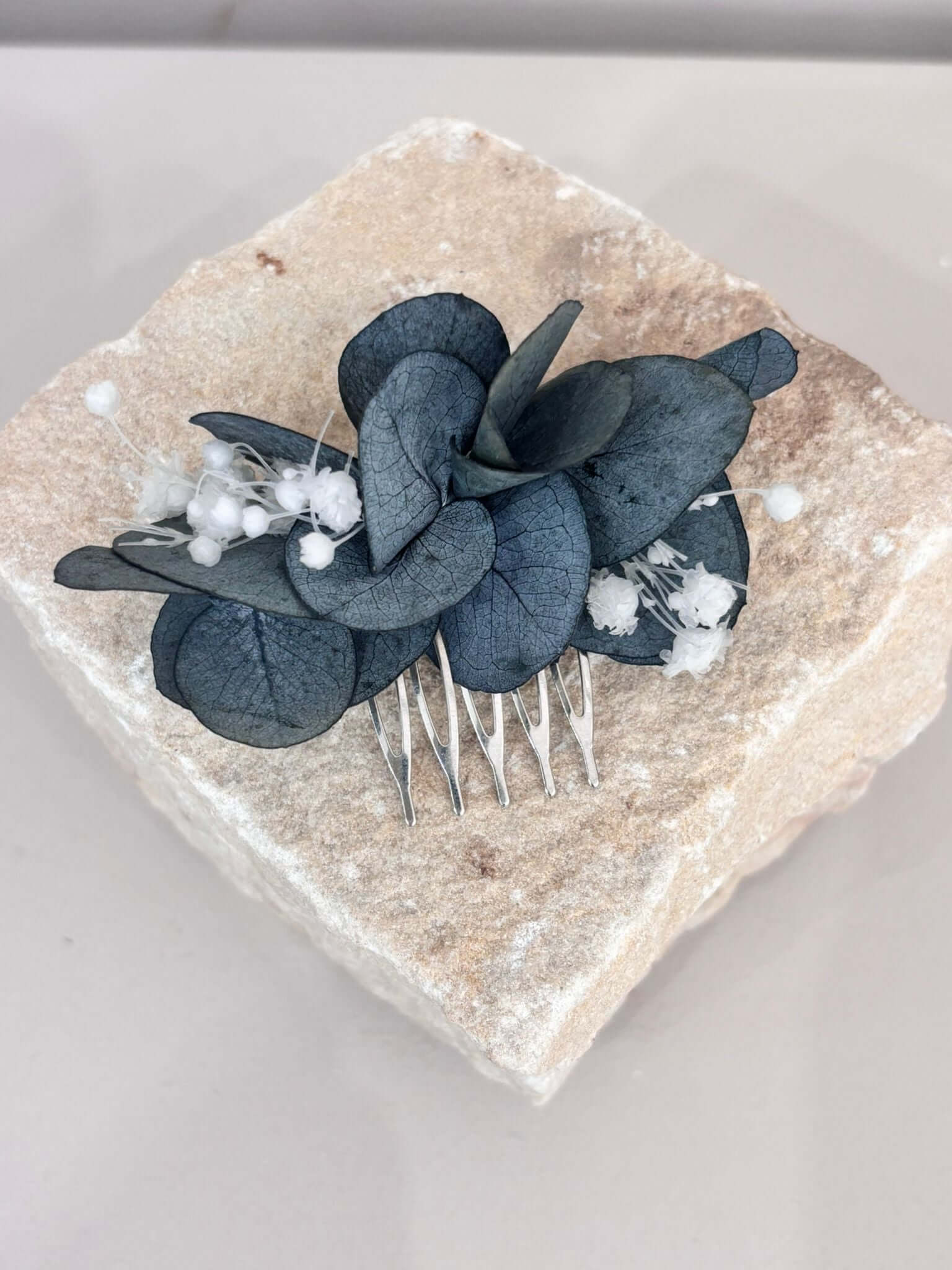 Haarkamm aus Trockenblumen mit Eukalyptus und Schleierkraut, handgefertigt für Hochzeiten und Feiern.