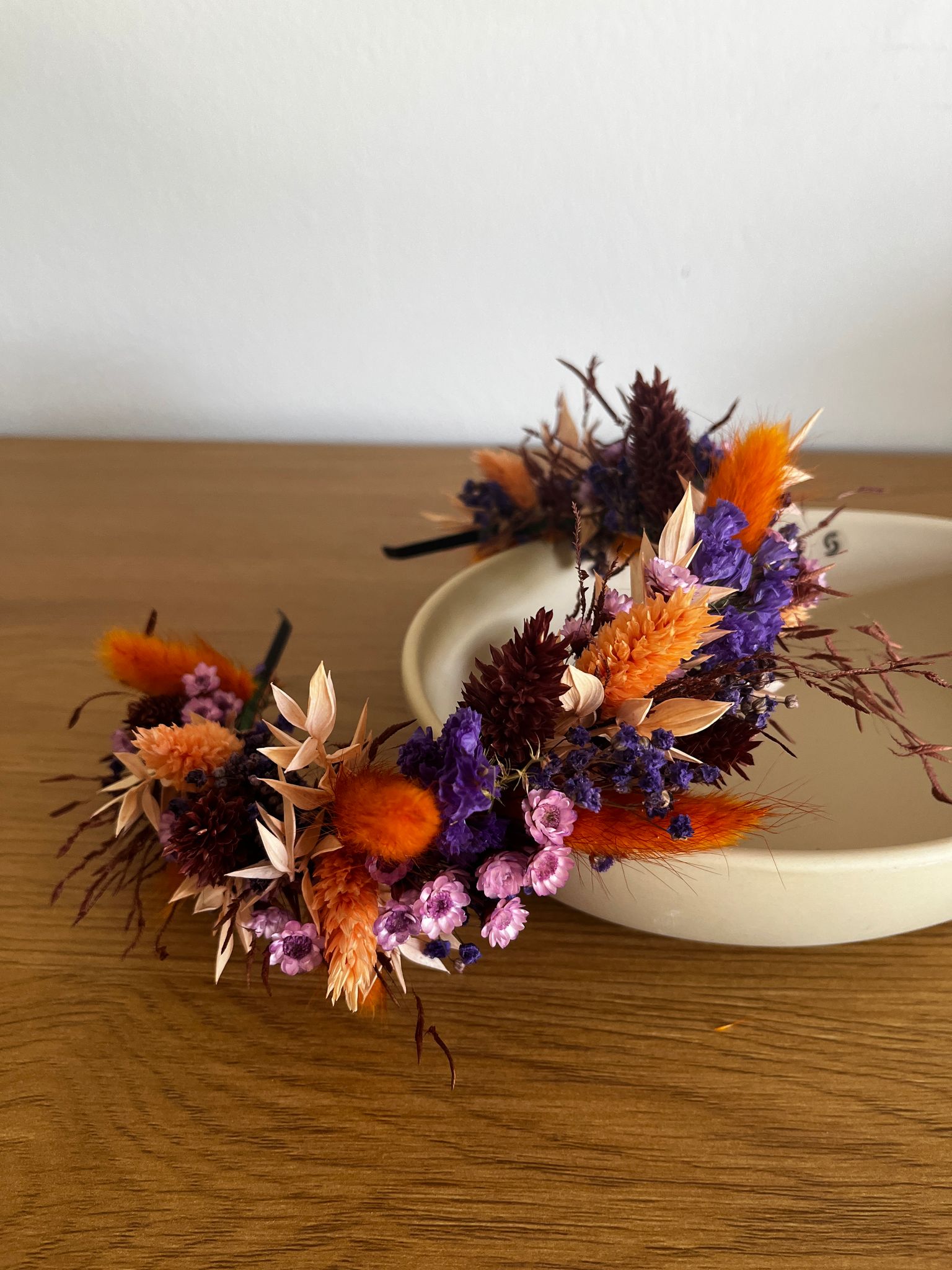aparter Haarreif: Trockenblumen in einer Kombination aus Blau- und Orangetönen - Lykke&You GmbH