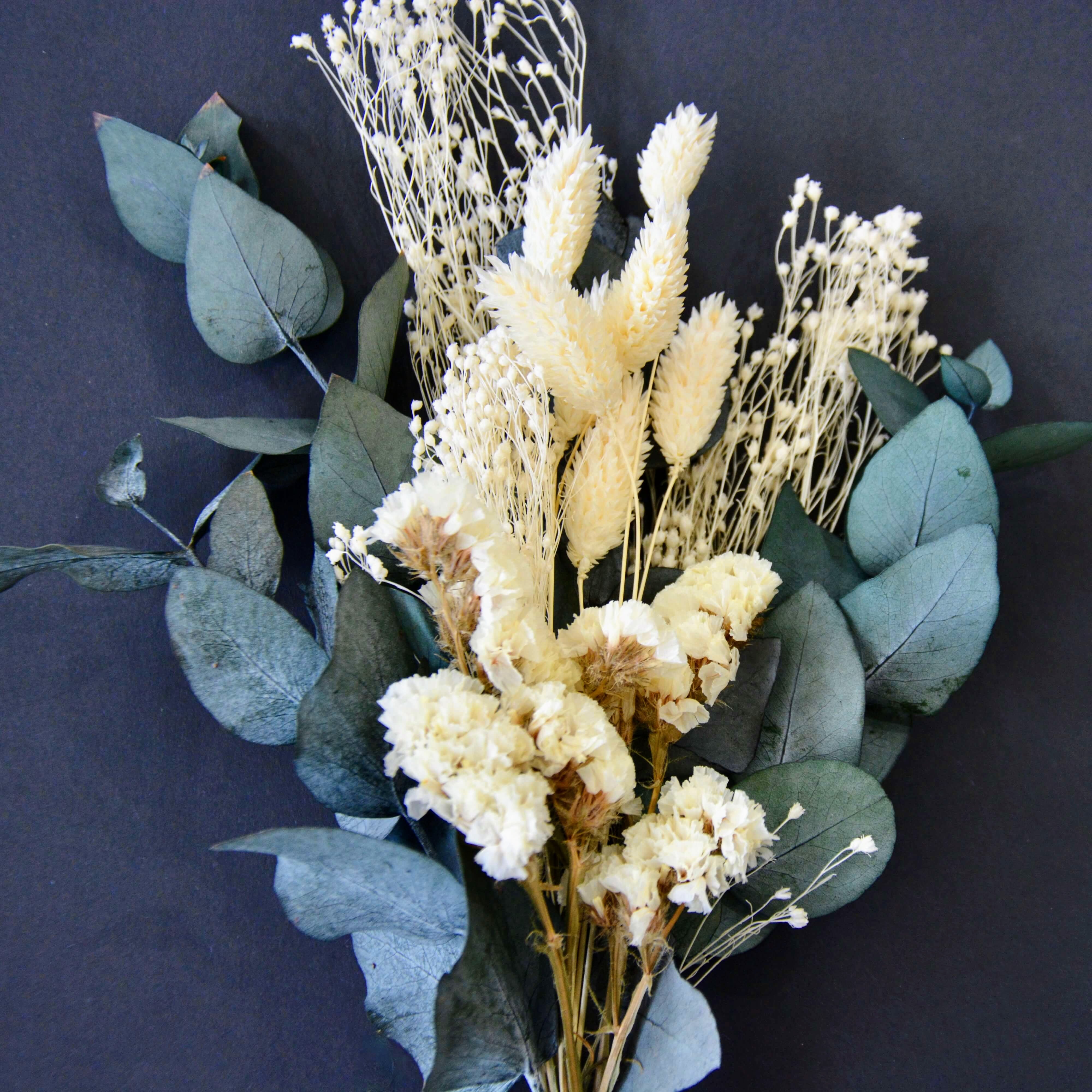 Naturpoesie-Mini: Eukalyptus trifft auf zarte Eleganz - Trockenblumenstrauß in grün & beige - Lykke&You GmbH