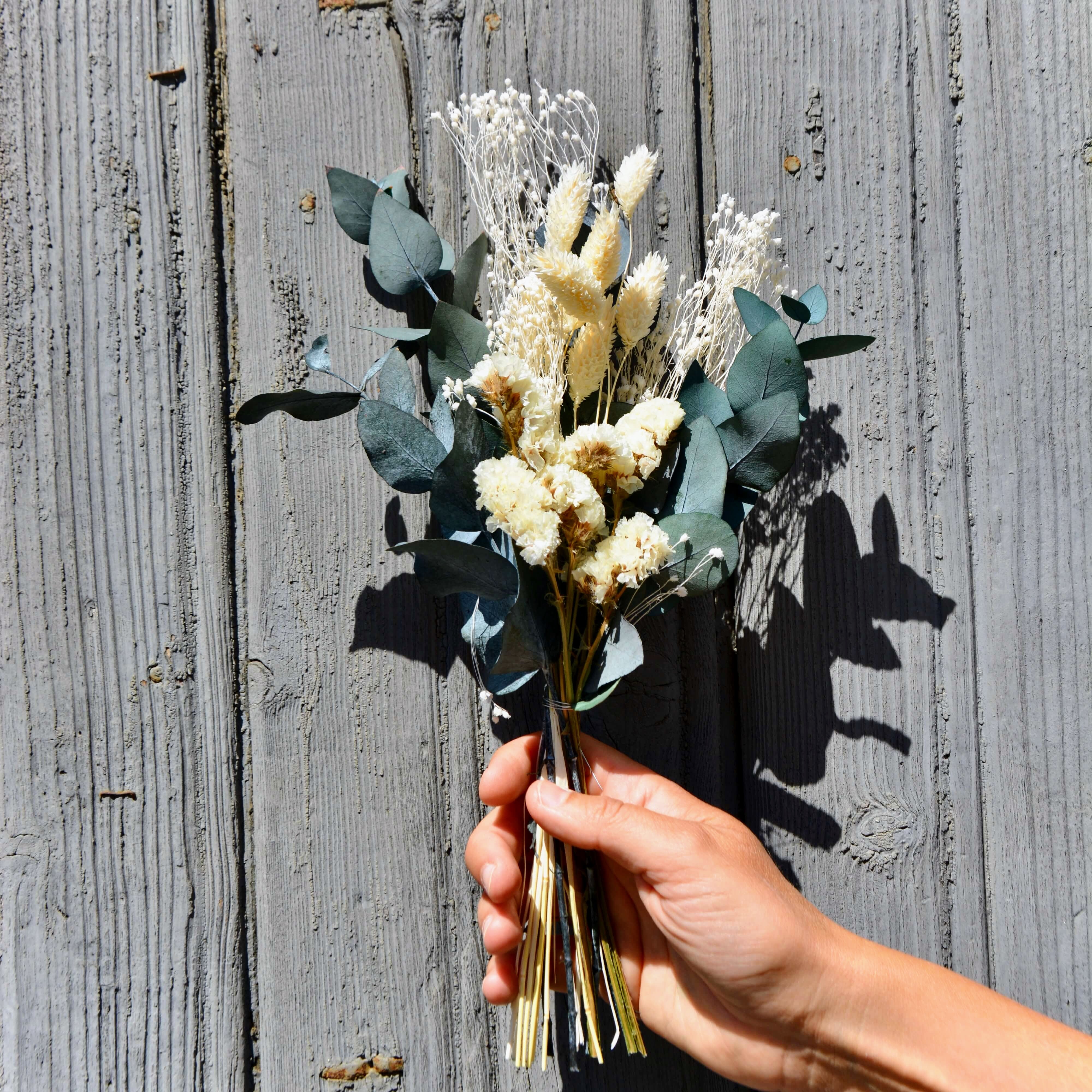 Naturpoesie-Mini: Eukalyptus trifft auf zarte Eleganz - Trockenblumenstrauß in grün & beige - Lykke&You GmbH
