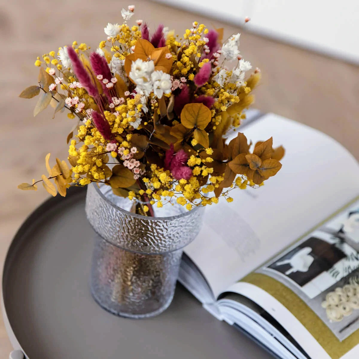 Lebendig: Gelber Eukalyptus und Magenta im Trockenblumenarrangement - Lykke&You GmbH