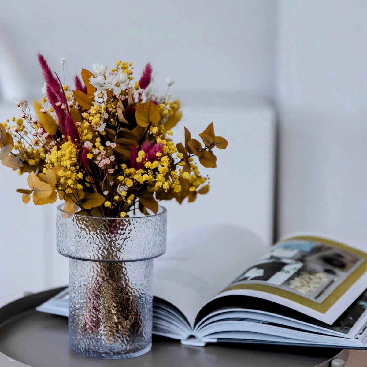 Lebendig: Gelber Eukalyptus und Magenta im Trockenblumenarrangement - Lykke&You GmbH