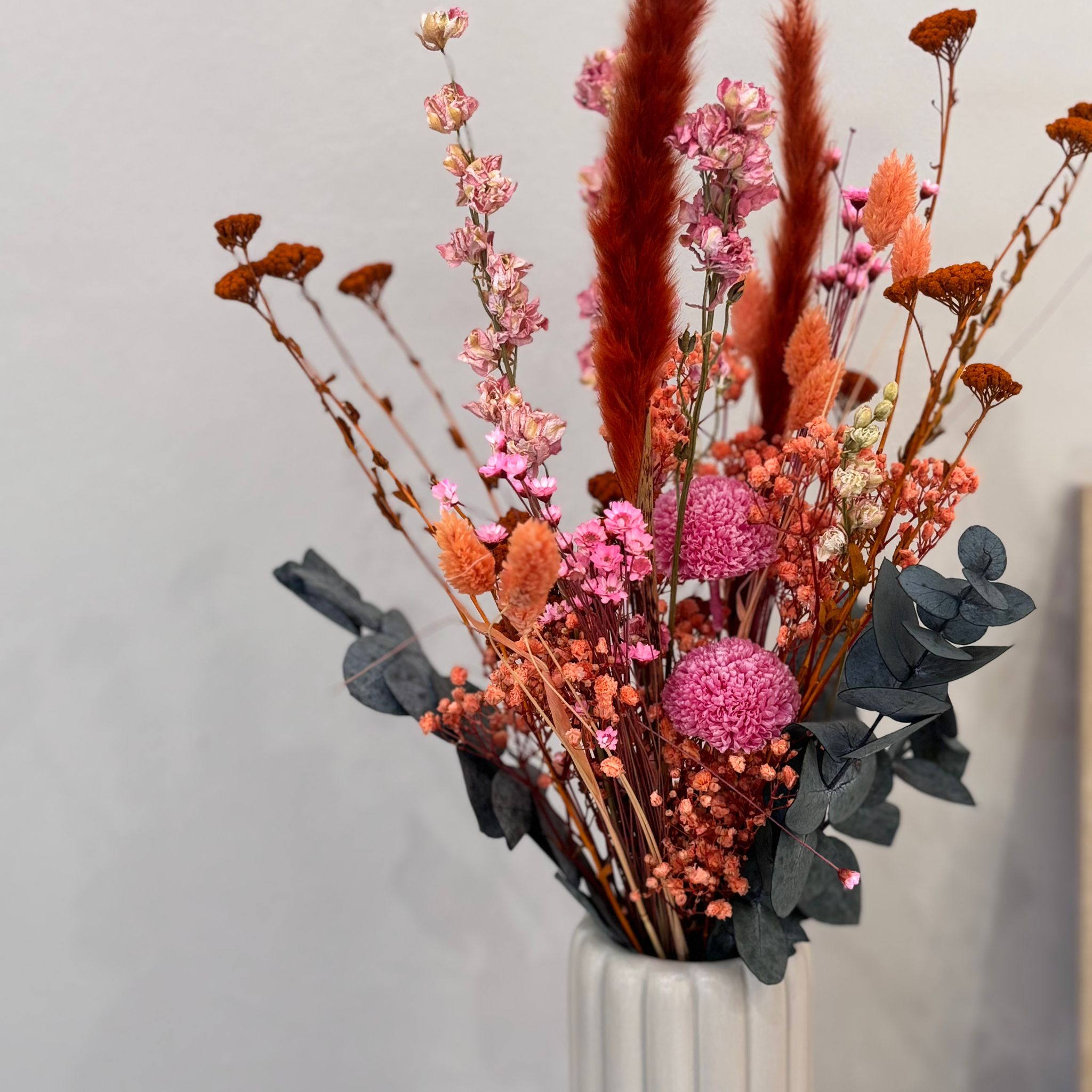 Sunset: Strahlender Trockenblumenstrauß in warmen rottönen - Lykke&You GmbH