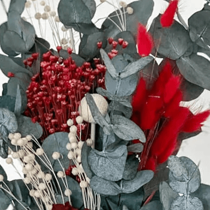 Classic red: Trockenblumenstrauß mit Hortensie, Eukalyptus in grün-rot - Lykke&You GmbH