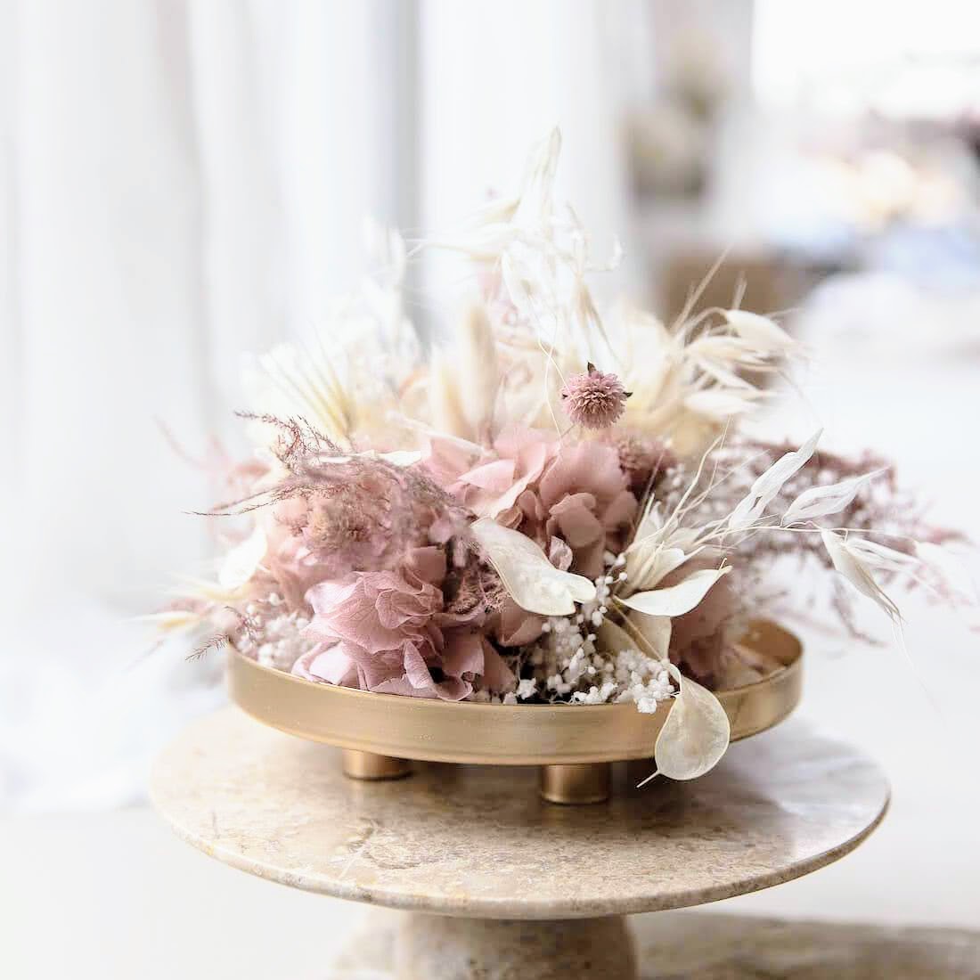 Ewige Schönheit: rosa-weißes Trockenblumengesteck mit romantischer Eleganz - Lykke&You GmbH