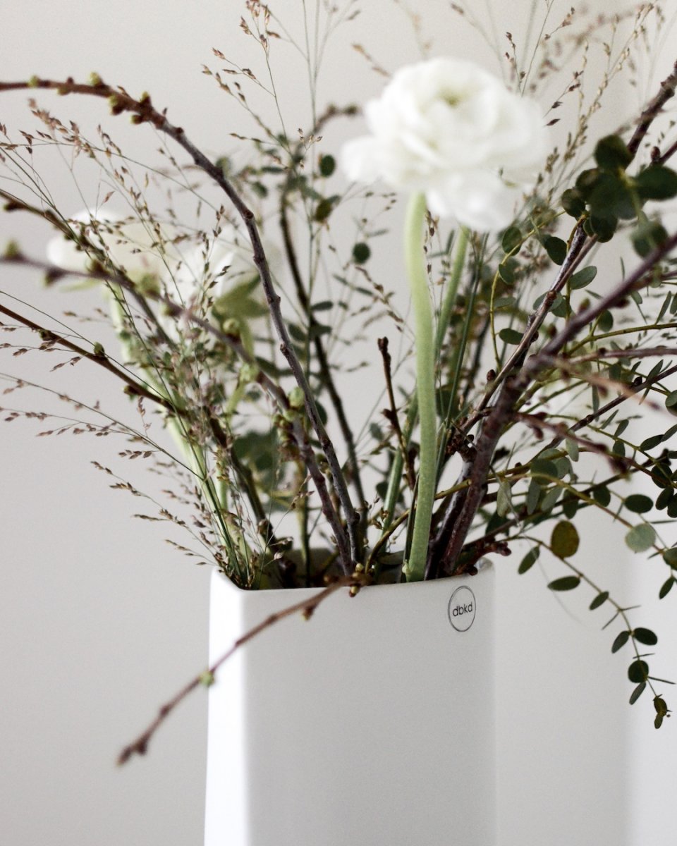 Nib: a vase with an unusual shape in white and grey