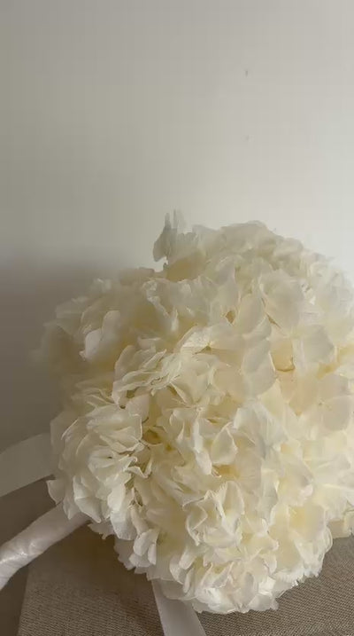 Trockenblumen Hochzeitsstrauß aus Hortensien mit weißem Band