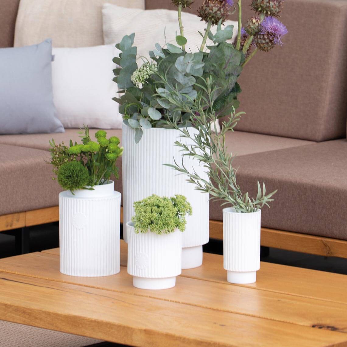 RÄDER Vasen mit Streifenrelief – Der Charmeur für Blumenliebhaber - Lykke&You GmbH