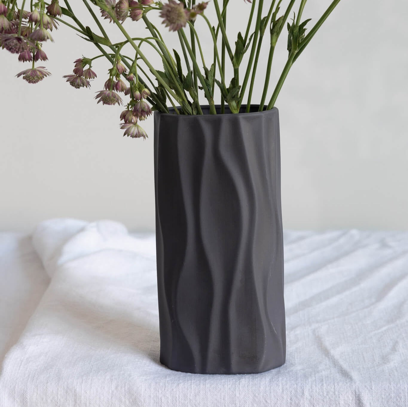 extravagante, ovale Vase mit Wellenlinien, schwarz