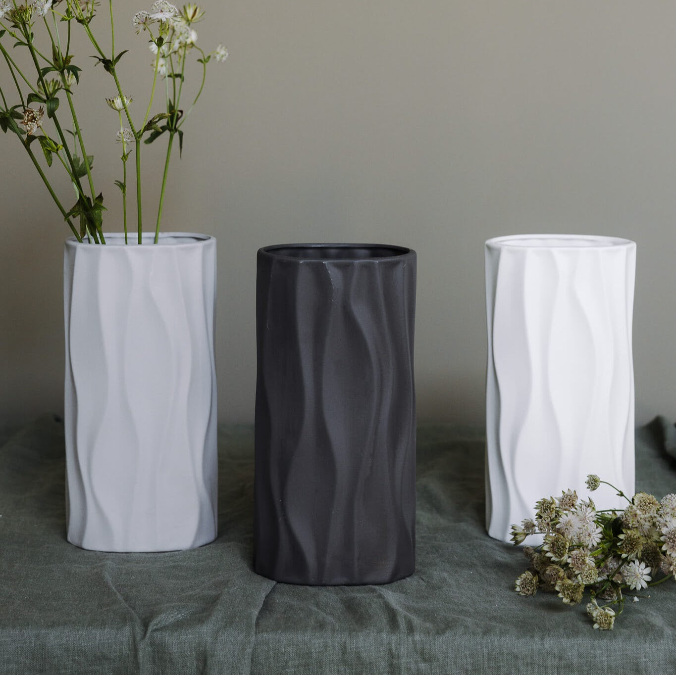 extravagante, ovale Vase mit Wellenlinien, weiß, schwarz, grau