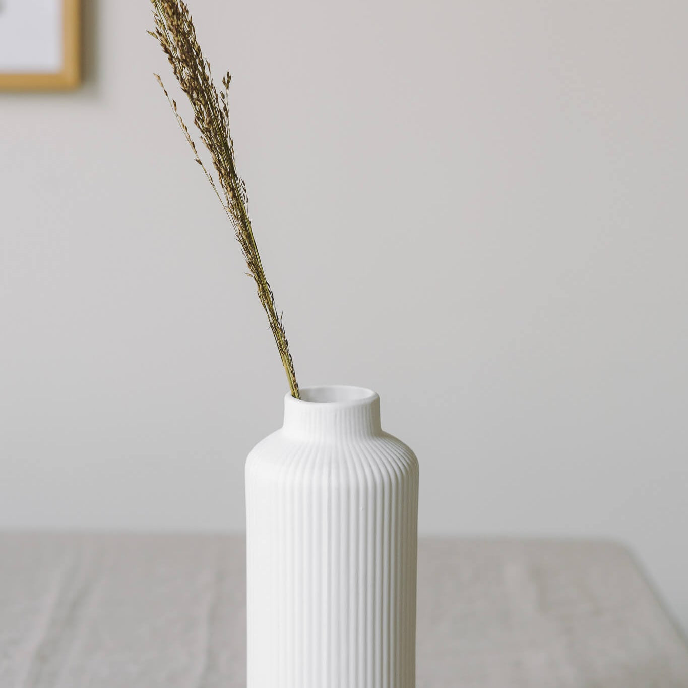 schlanke Vase mit Rillen weiß