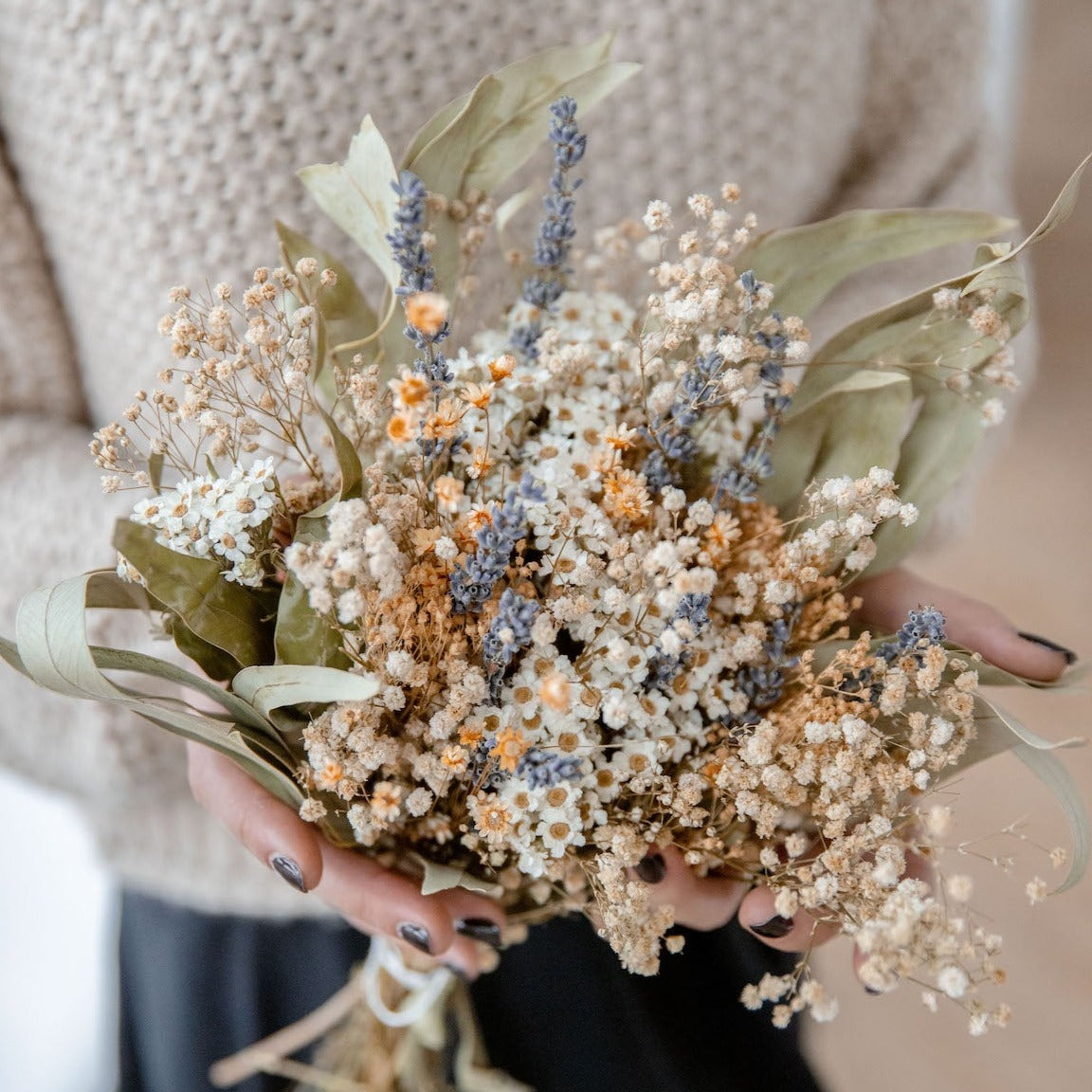 Frühlingsmelodie: Harmonie von Lavendel, Glixia und Eukalyptus in Trockenblumenstrauß