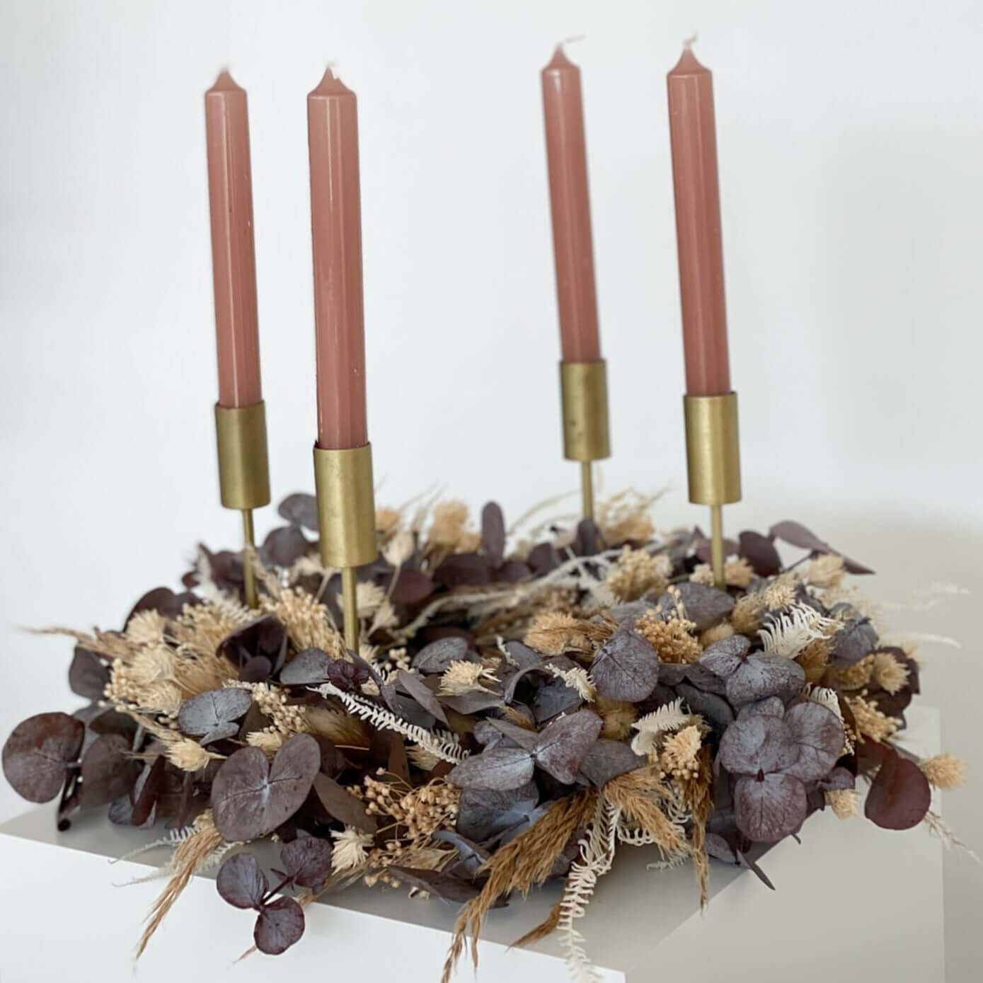 Adventskranz beige aus Trockenblumen mit Kerzen