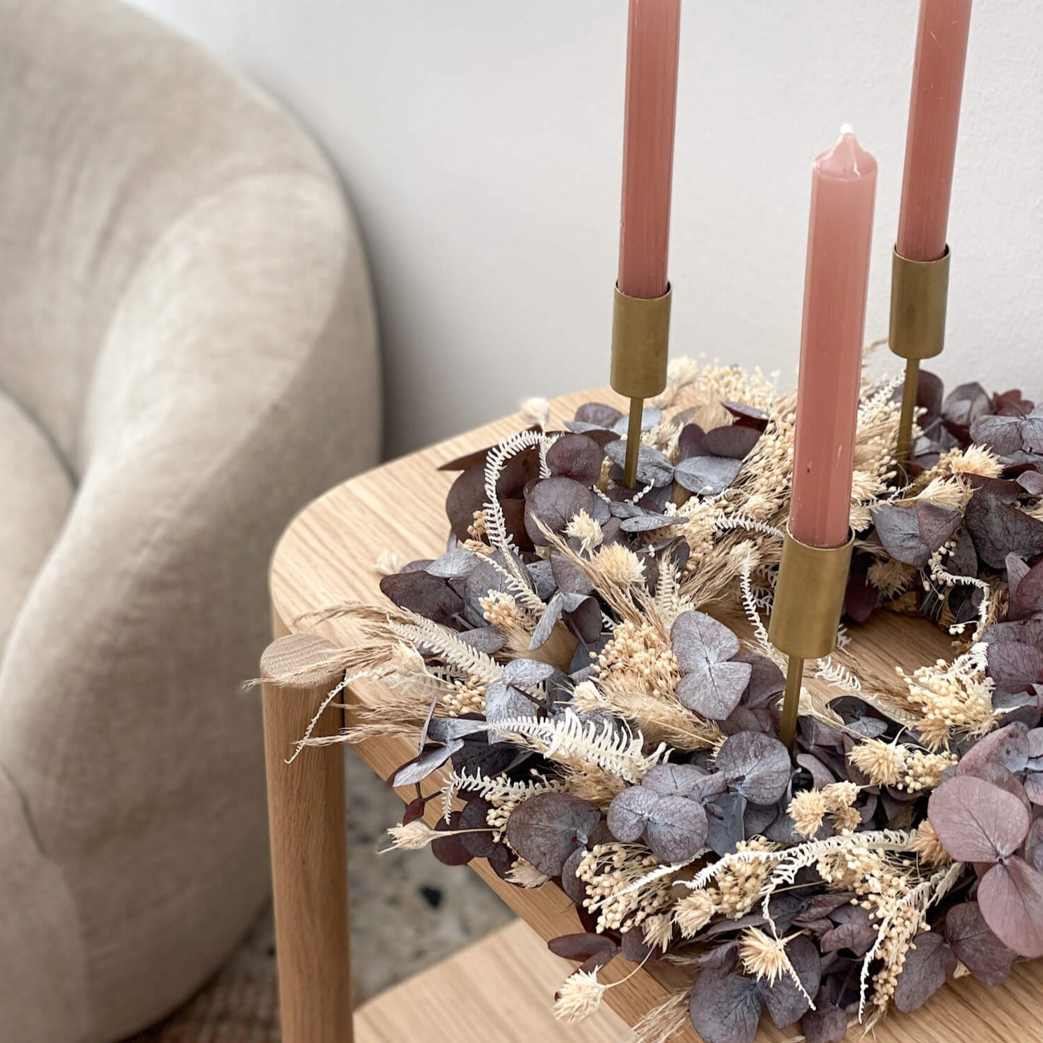 Adventskranz beige aus Trockenblumen mit Kerzen