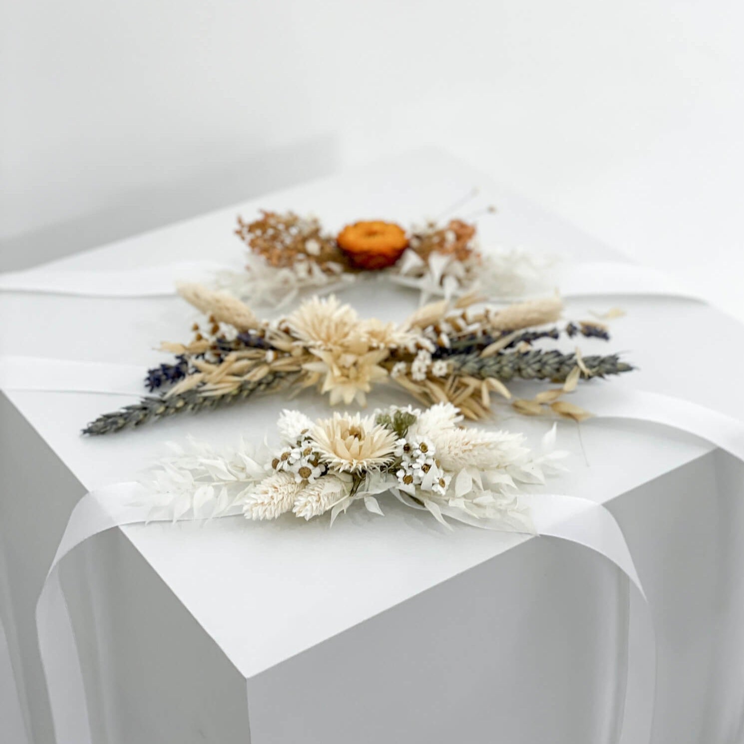 Hat band dried flowers white