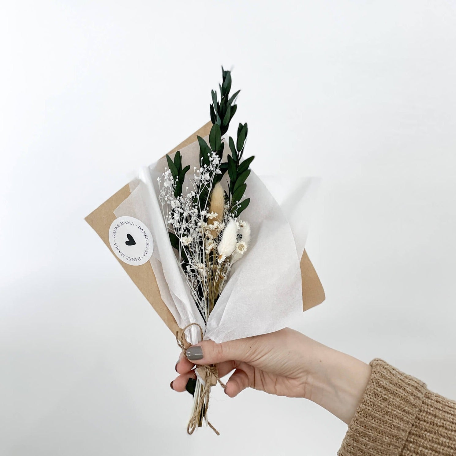 Mini bouquets of dried flowers - the small gift