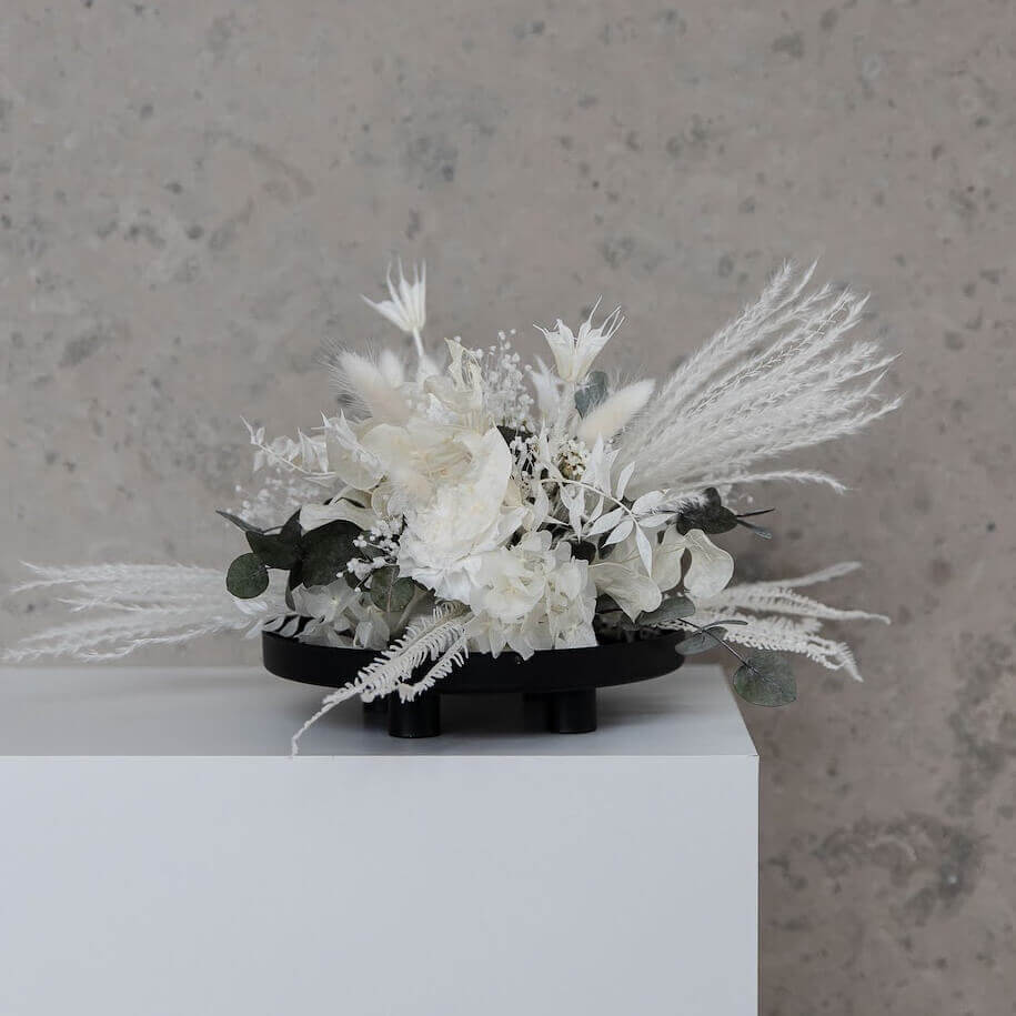 Timeless beauty: table decoration made of hydrangeas and eucalyptus