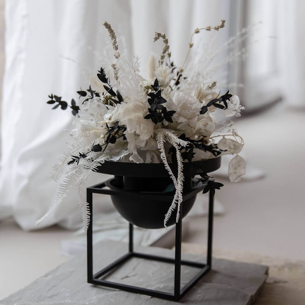 Noble centerpiece: table decoration with eucalyptus and precious dried flowers