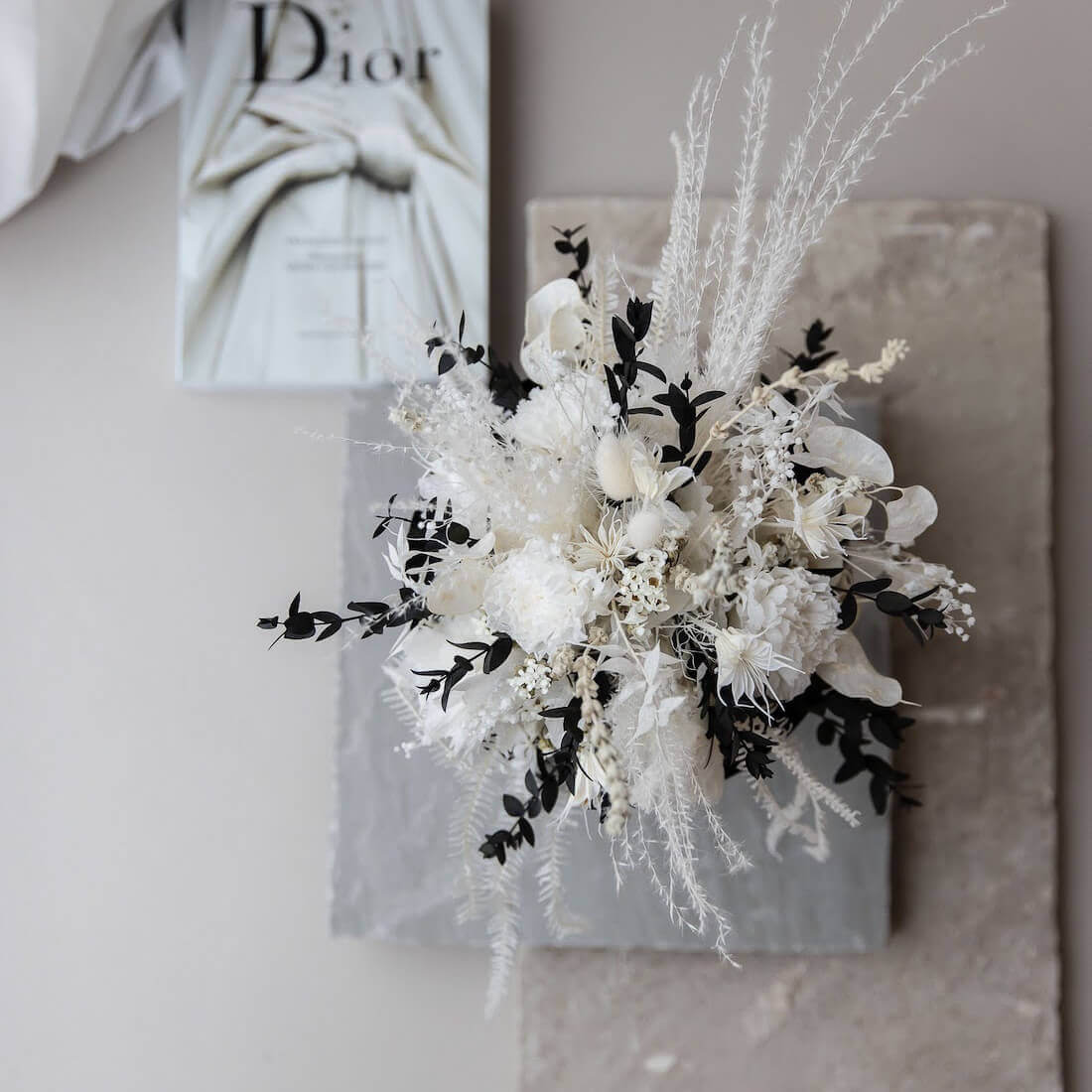 Noble centerpiece: table decoration with eucalyptus and precious dried flowers