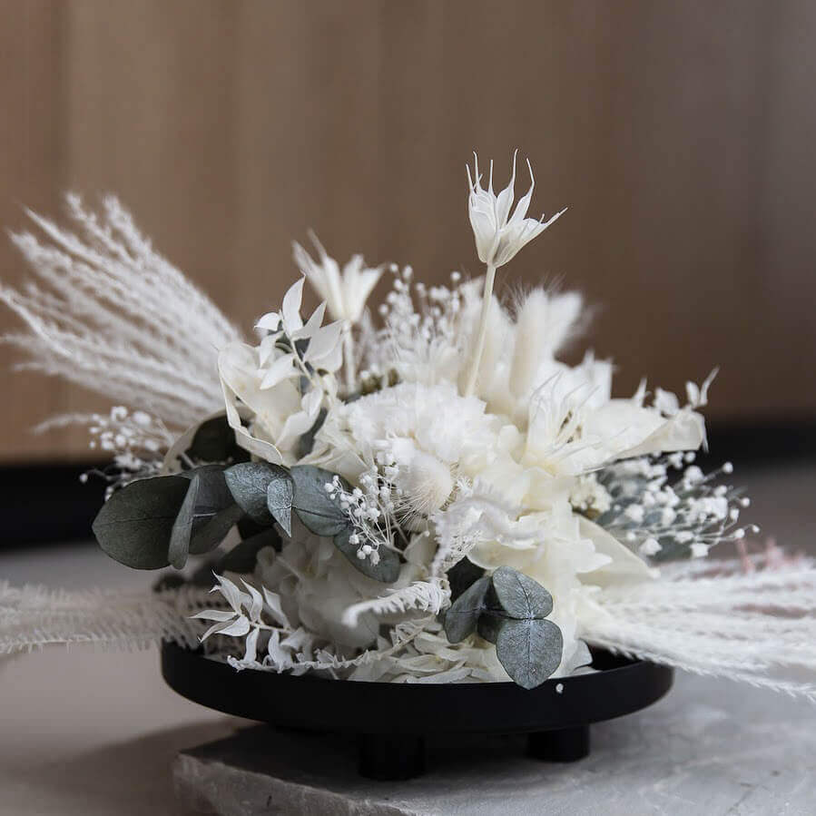 Timeless beauty: table decoration made of hydrangeas and eucalyptus