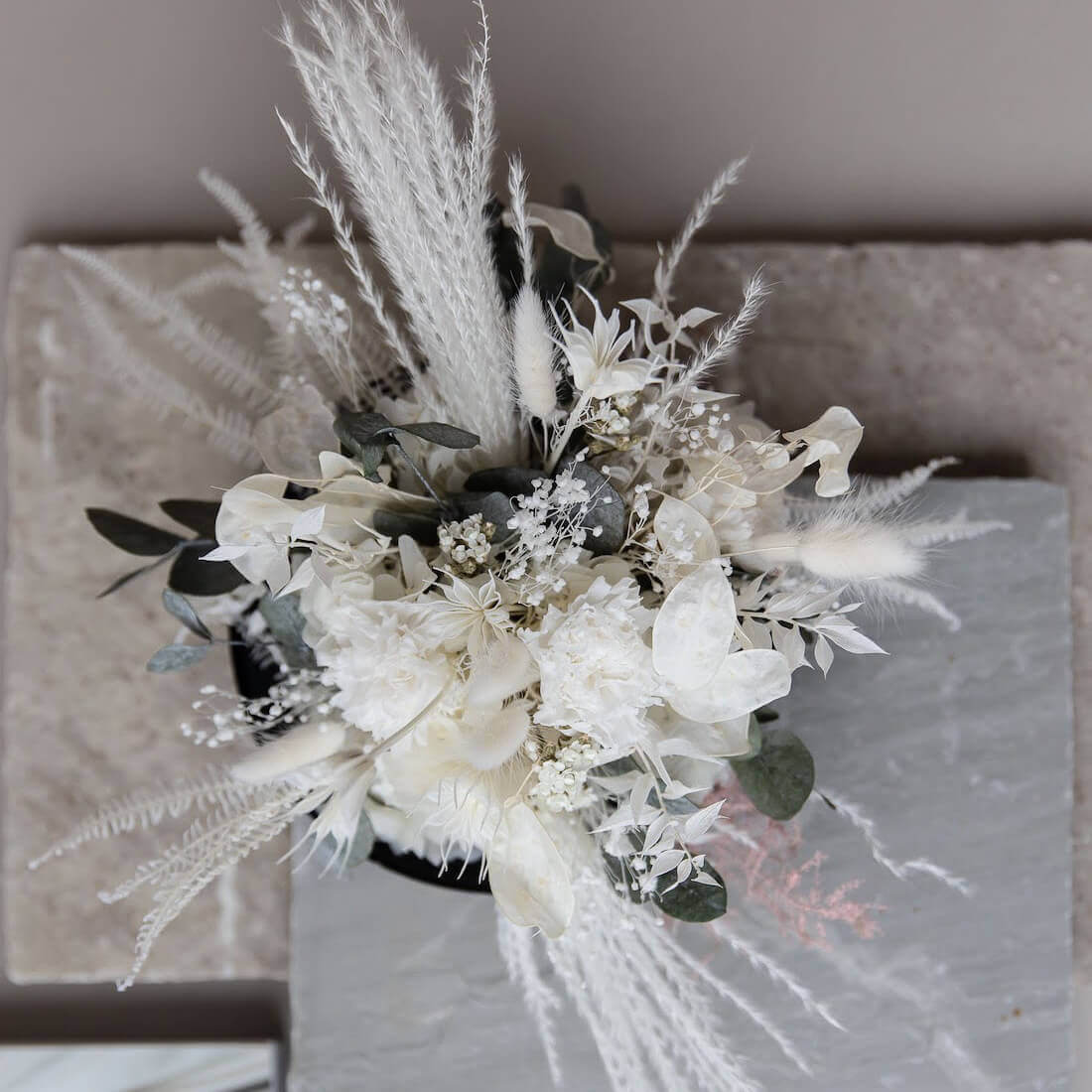 Timeless beauty: table decoration made of hydrangeas and eucalyptus