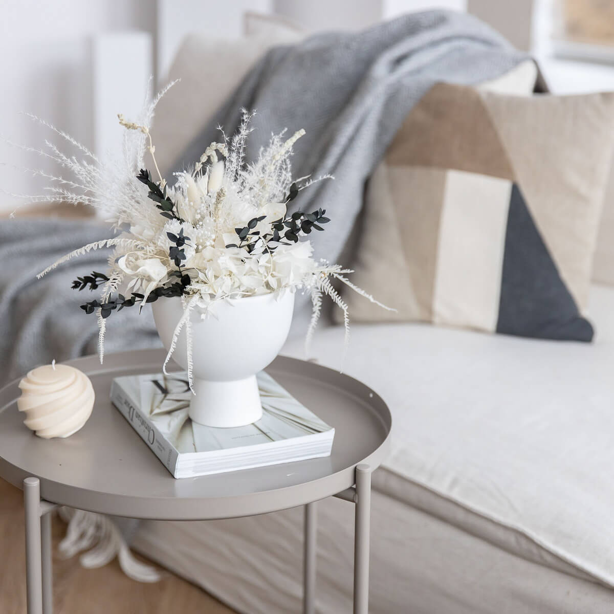 Noble centerpiece: table decoration with eucalyptus and precious dried flowers