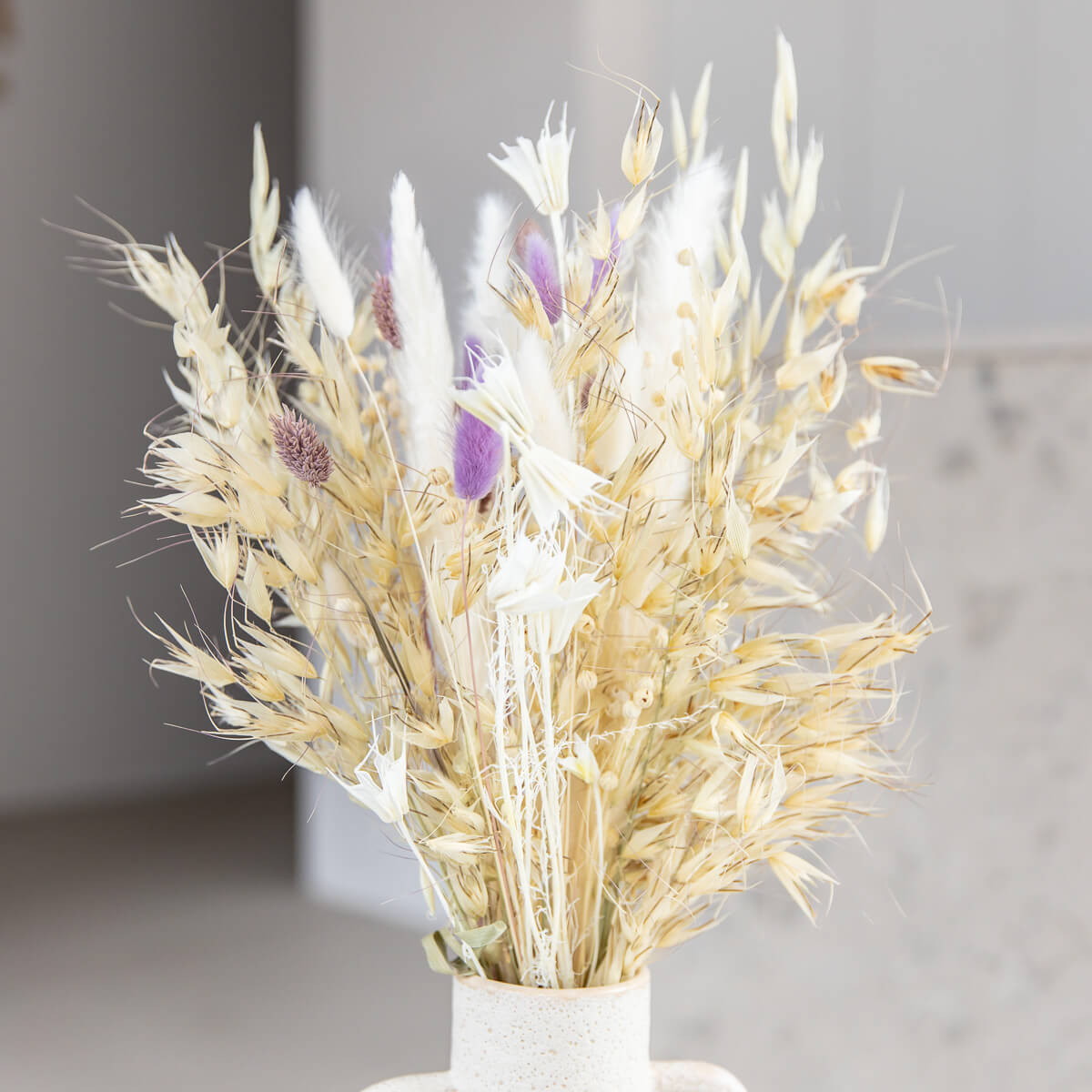 Lila Wild: Dried flower arrangement with the color trend of the year