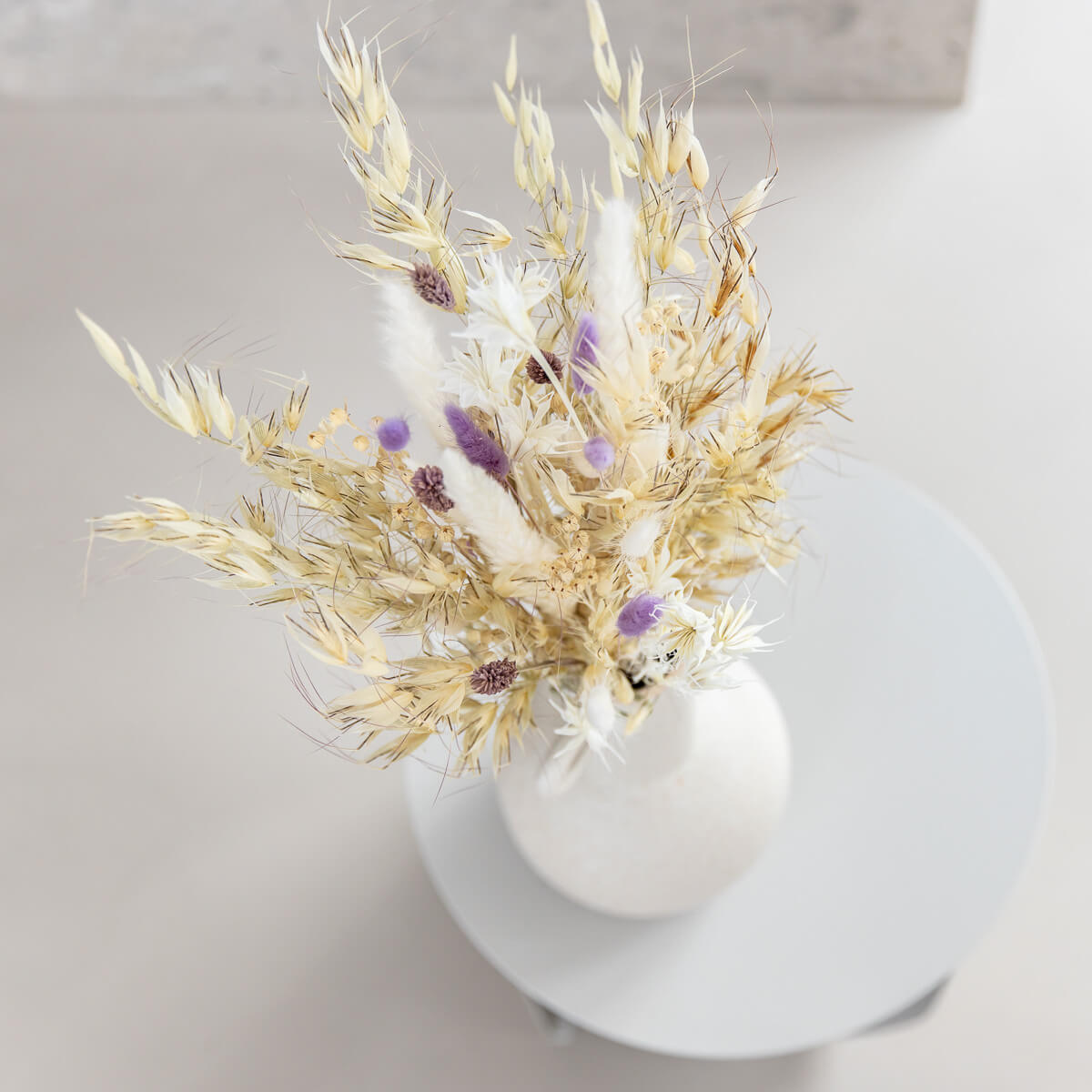 Lila Wild: Dried flower arrangement with the color trend of the year