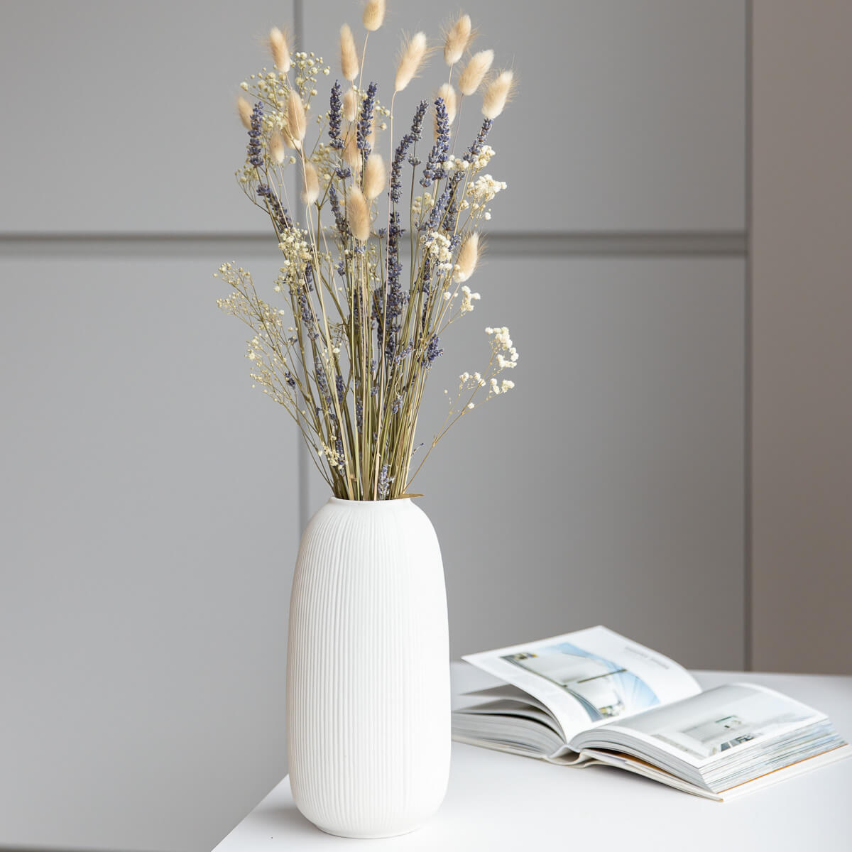 Lavender Dreams: dried flower bouquet in beige-purple 