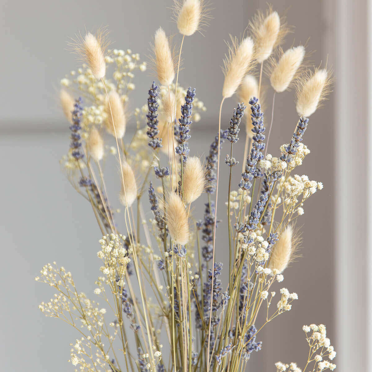 Lavender Dreams: dried flower bouquet in beige-purple 