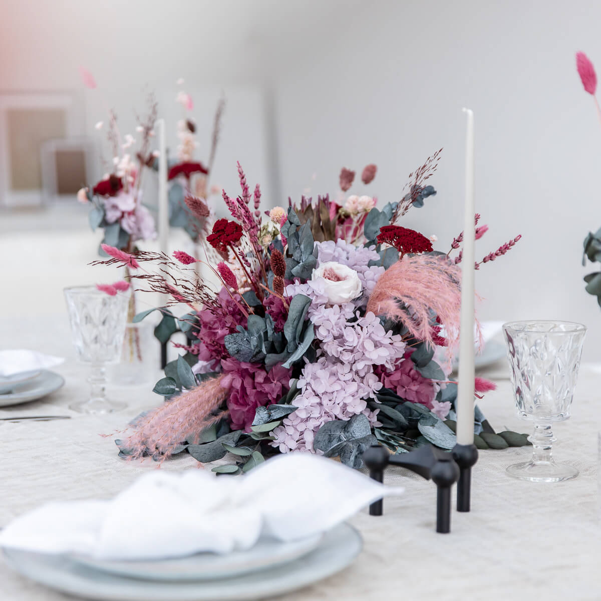 Trockenblumengesteck Berry: Elegante Blumen in beerigen Tönen