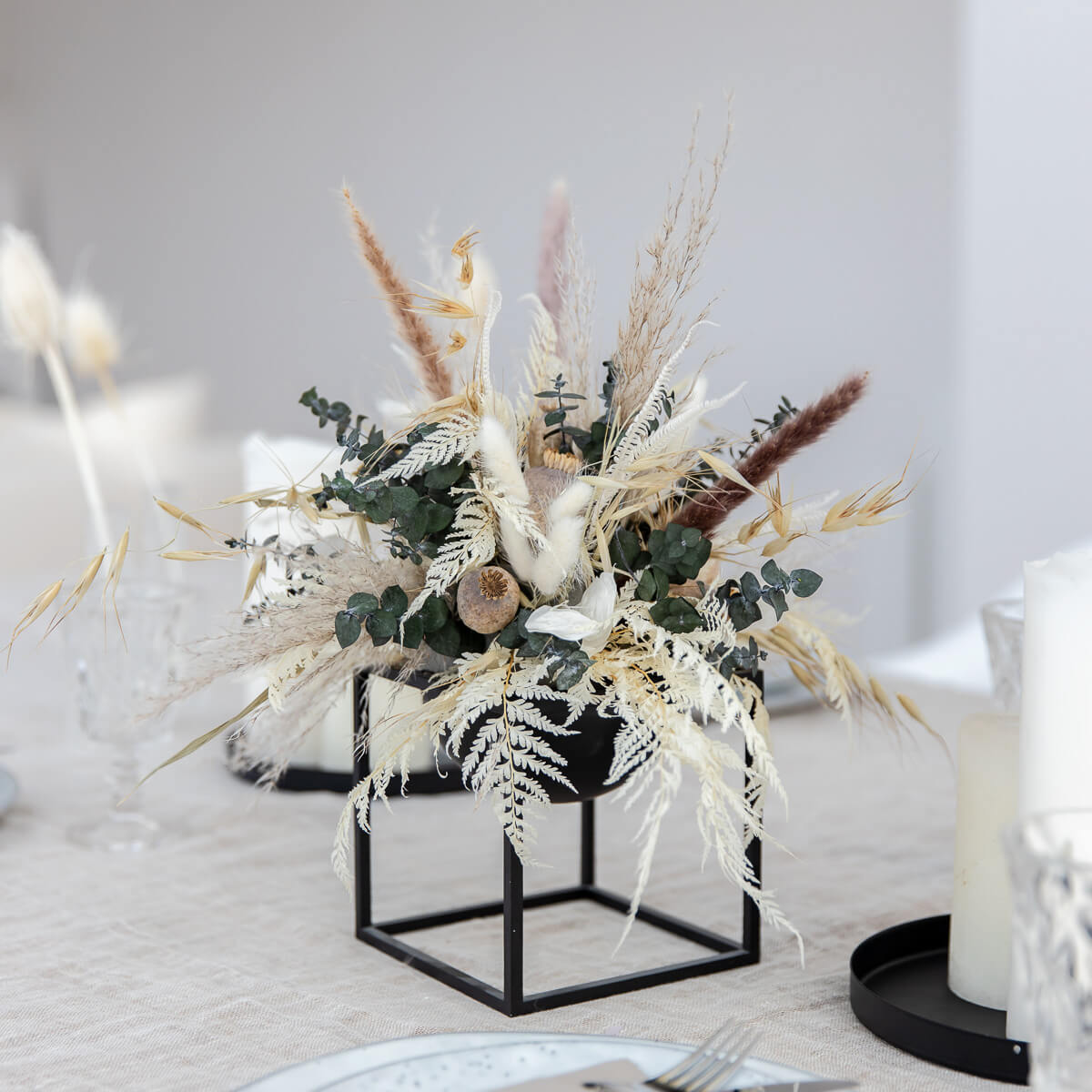 Boho-Chic: Dried flower arrangement with pampas grass and eucalyptus