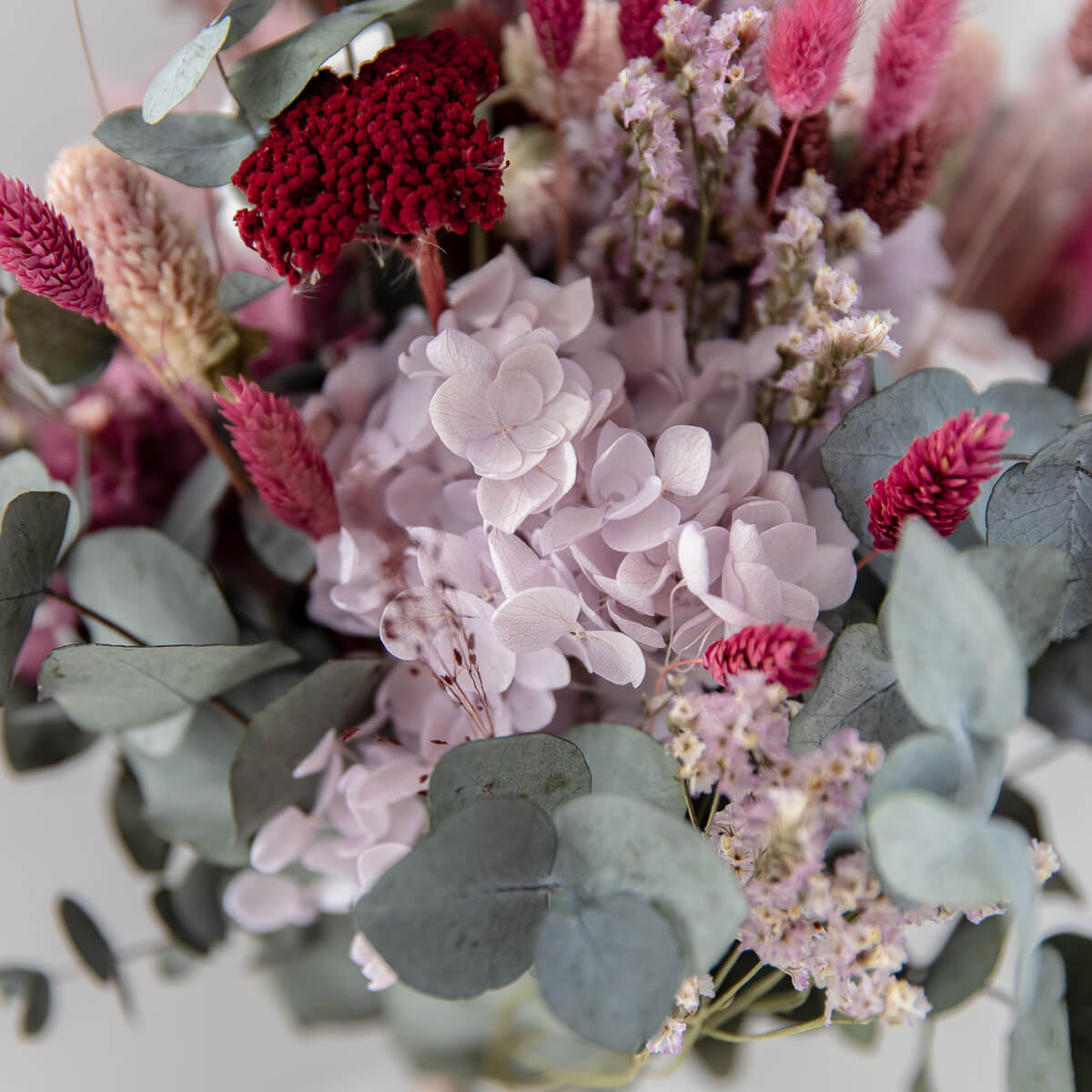 Trockenblumengesteck Berry: Elegante Blumen in beerigen Tönen - Lykke&You GmbH