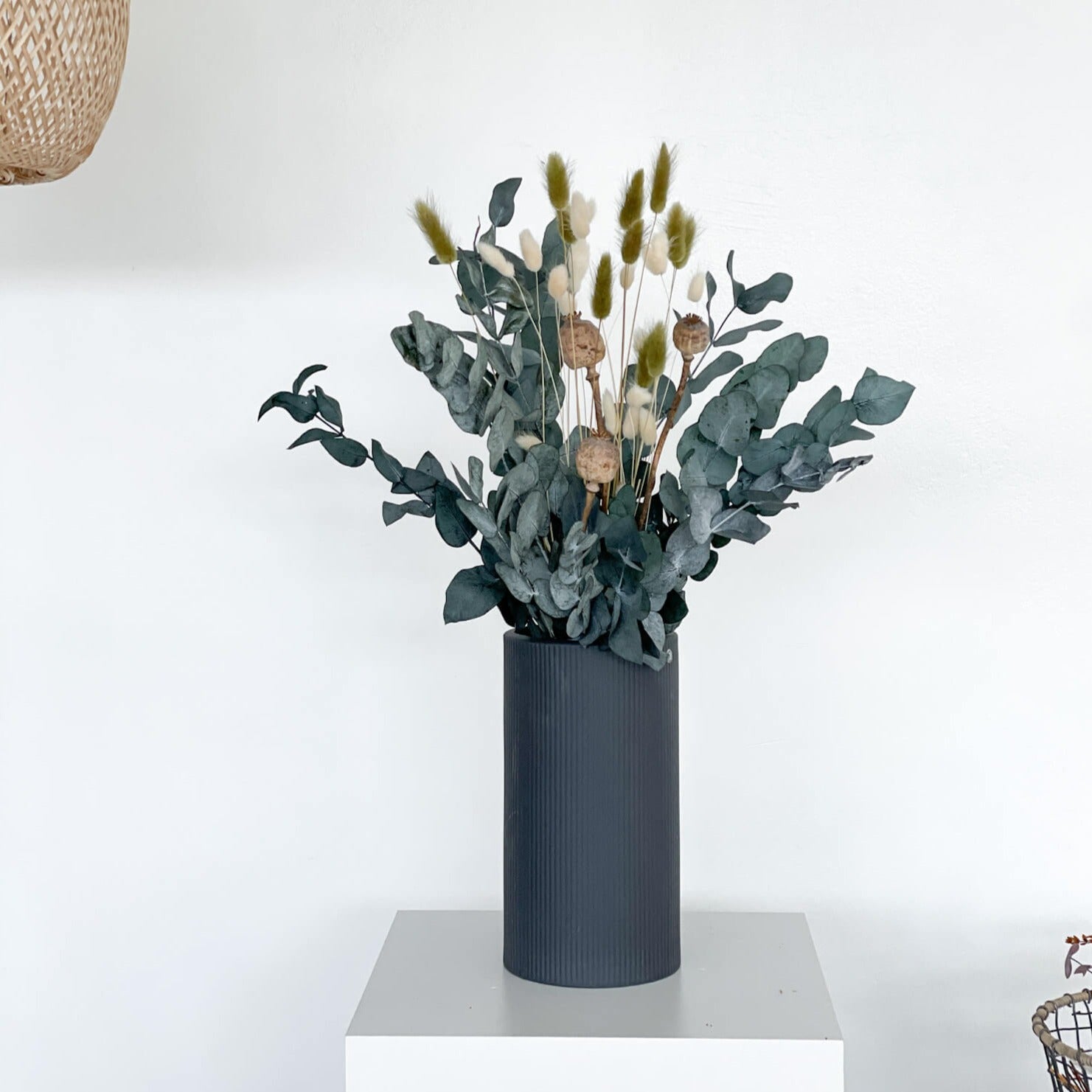 Trockenblumenstrauß Eukalyptus mit Vase  Storefactory schwarz